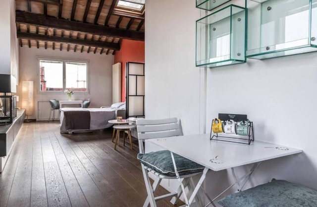 enJoy Home - Attic Room in Lords' Square