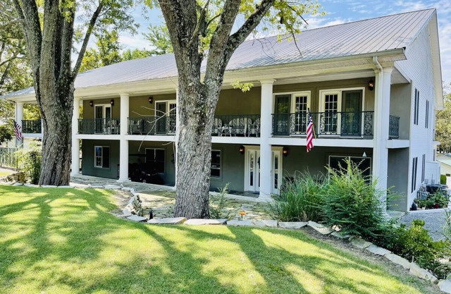 Enjoy Lake Daze w/this Townhome steps from Marina