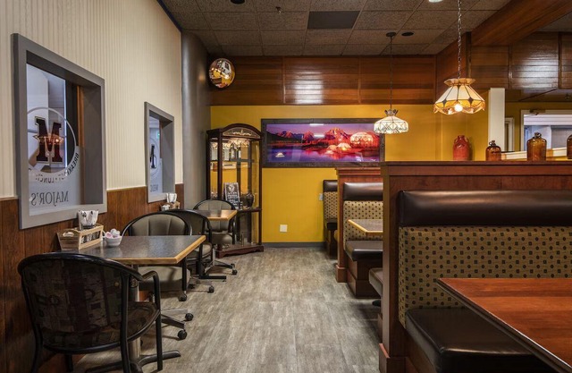 Enjoy Modern Comfort in Clean Room, Steps from Majors Restaurant