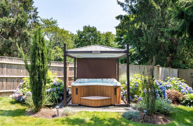 Enjoy Newport, stunning beaches, hot-tub, & relax at the lovely Coastal Hideaway