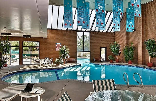 Enjoy Panoramic Wenatchee Valley Views! Gorgeoyus Room w/Large Window, Pool