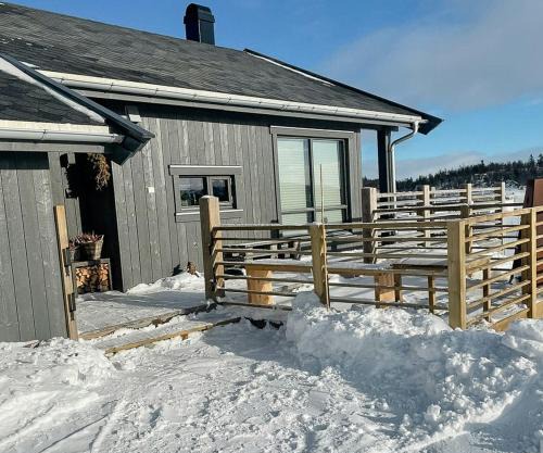 Enjoy The Calm Setting Of This Cozy Family Cabin