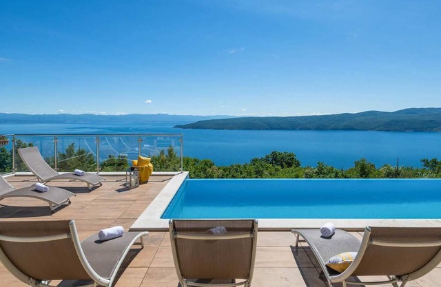 Enjoy the exceptional view of the sea and the neighbouring islands