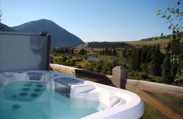 Enjoy the pool table, ping pong and hot tub with a beautiful view