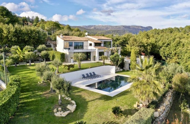 Enjoy the Riviera from a luxury villa with sea view, pool and relaxing gardens