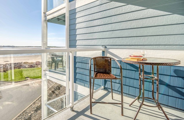 Enjoy views of Siletz Bay from this 3rd Floor Condo. beach access, Taft District