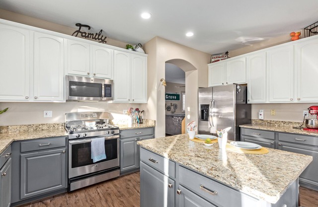 Enormous Family Fun House! Sparkling Pool. Sleeps 10.