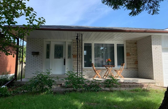 Ensuite master bedroom near Agincourt Go