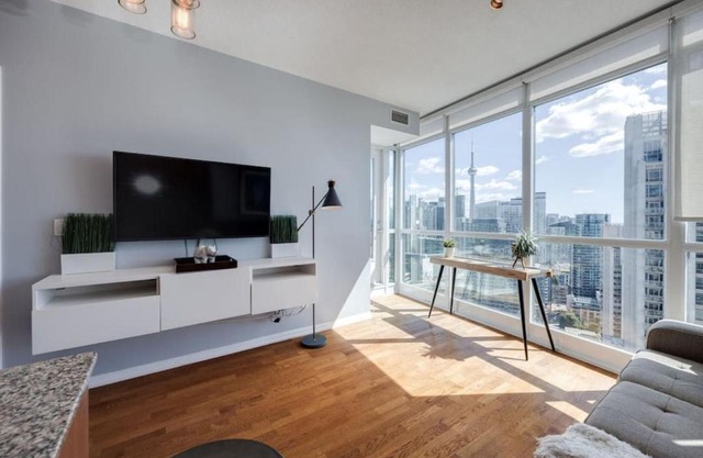 Ent District 3 Bedroom 2Bath Parking CN Tower