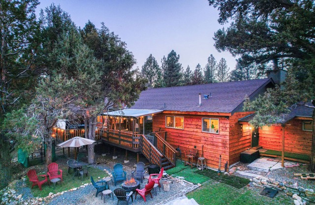 Entertainment Cabin ~ Lovely home with hot tub, game room, balcony, & firepit - dog friendly