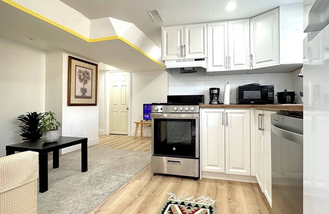 Entire 2BR Parking, laundry, Wifi, Full kitchen, TV, Disney+ streaming services