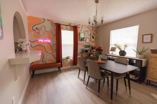 Entire 3 Bd Home with Murals and Parking by Downtown