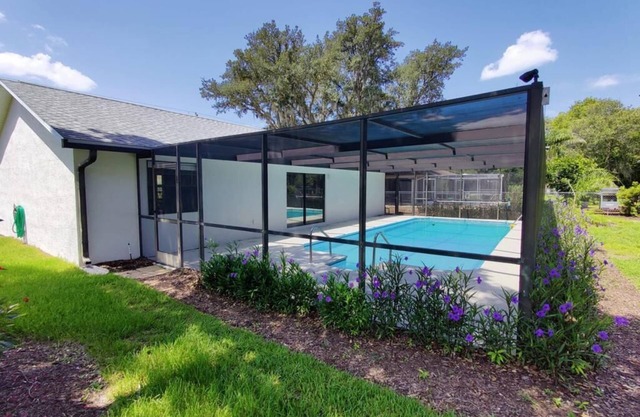 Entire 3bd w/large screened POOL - 6 min from Weeki Wachee
