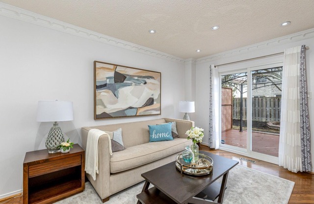 Entire 3BR Home in Richmond Hill w/Finished Basement, Jacuzzi & Parking