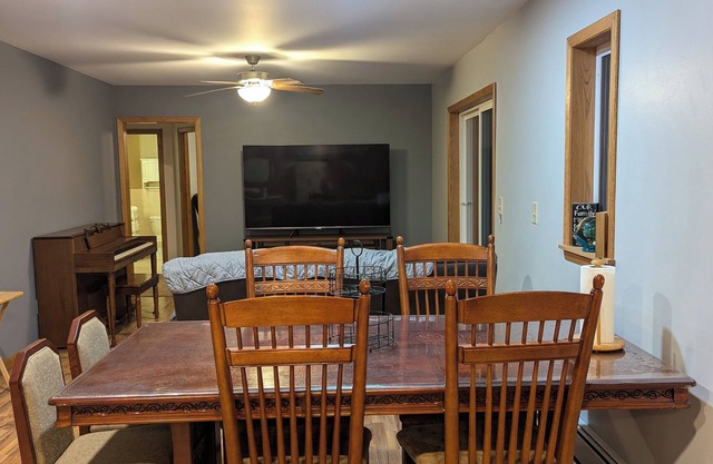 Entire 4-bedroom house: Winter Escape: Snowmobile, Ski & More in the North