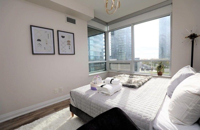 Entire condo- Sunny Lakeview king bed 550 Mb wifi