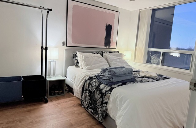 Entire Cozy Apartment with free underground parking, tunnel access and pool