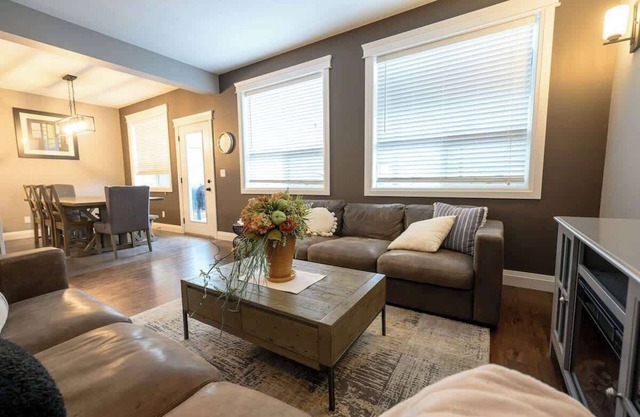 Entire Home 4Bd 3.5Bath | WIFI | Smart TVs