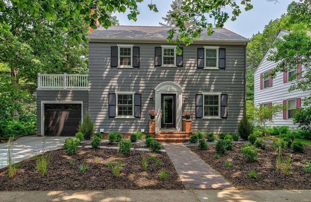ENTIRE HOME! 5 BEDROOM, 2 BATH, WITH JACUZZI - .2 miles to Iowa State Campusn