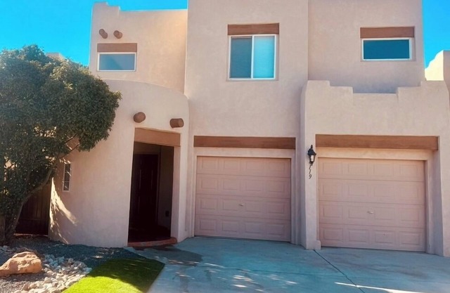 Entire Home+Centrally Located+Near HWY+HotTub+FREE WIFI+Pet Friendly+Putt Putt