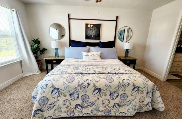ENTIRE HOME- Gorgeous 3br Townhome Pool, Grill, WD, 2 FREE drive up spaces Sleeps 6 Close to everything PCB! Free WiFi