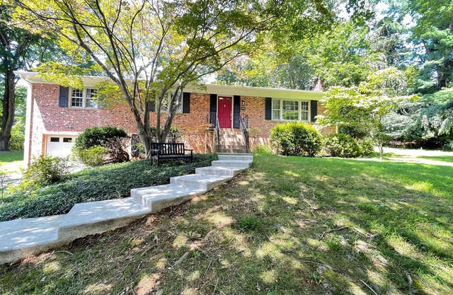 Entire House 3BR/2BA Home in Great Falls – Prime Location W/Wifi & Parking