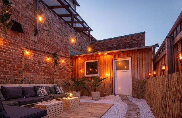 Entire house with backyard oasis | 185 sqm | 4 bedrooms | central | Netflix