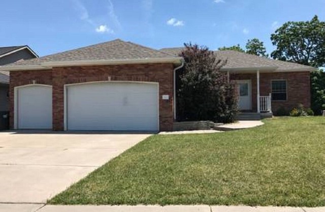 Entire Luxury Single-Family Home in Upscale Neighborhood & Convenient Location
