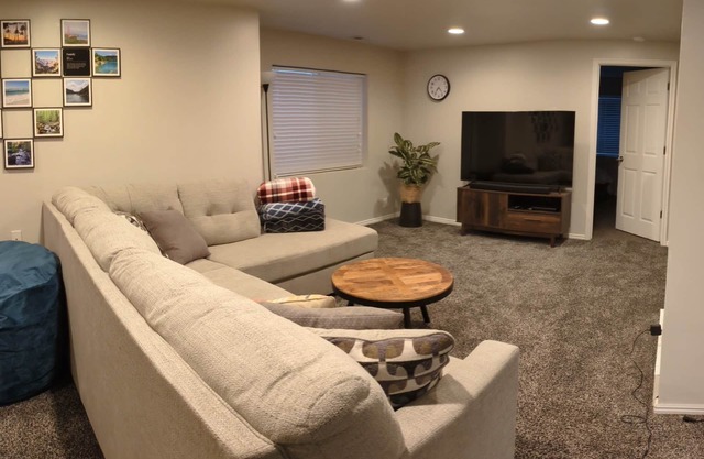 Entire Pet Friendly House-Fully Fenced Backyard-Abundant Play Space-Near Resorts