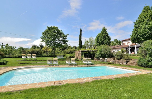 Entire private villa with swimming pool near Florence