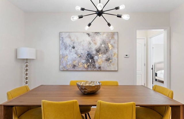 ENTIRE Sunhouse · Sunny 4BR House w/Rooftop Deck 15 min to Downtown!