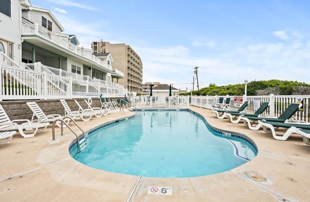 ENTIRE TOWNHOME, STEPS TO THE BEACH WITH POOL LOCATED IN THE OCEAN SANDS IN WWC!