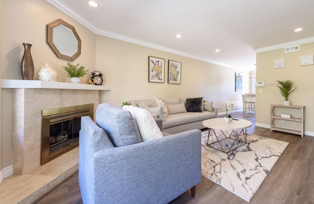 Entire Townhouse! Pool, Jacuzzi Quiet Neighborhood