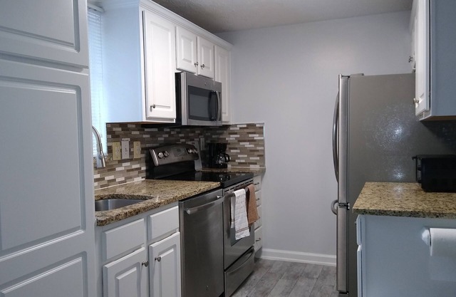 Entire Townhouse with 4 bed and 2 bath.
