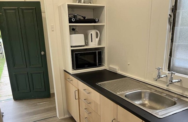 Entire two Bedroom Cottage with Massive yard