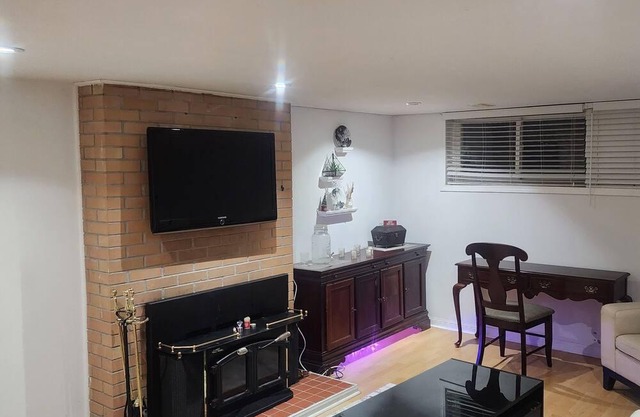 Entire unit walkout main floor