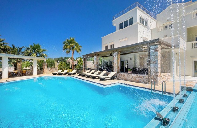 Epavlis Akrotiri Chania, 5 BD, 5 BA, luxurious Villa, private pool of 130 sqm!