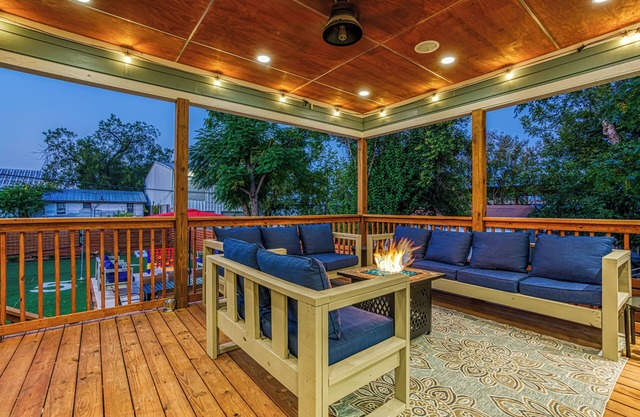 EPIC Backyard-Hot Tub-Near DWTN -Games-Sleeps 16 - New Listing!
