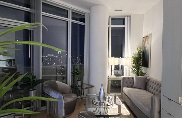 Epitome luxury lifestyle by the Lake, Fully Furnished Executive Penthouse PH112