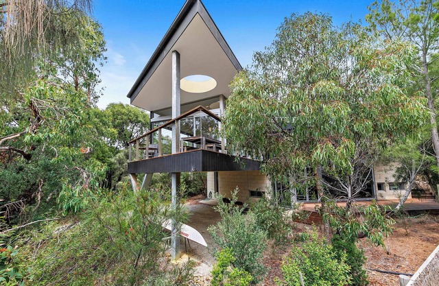 Erica Escape | Modern Treehouse Retreat
