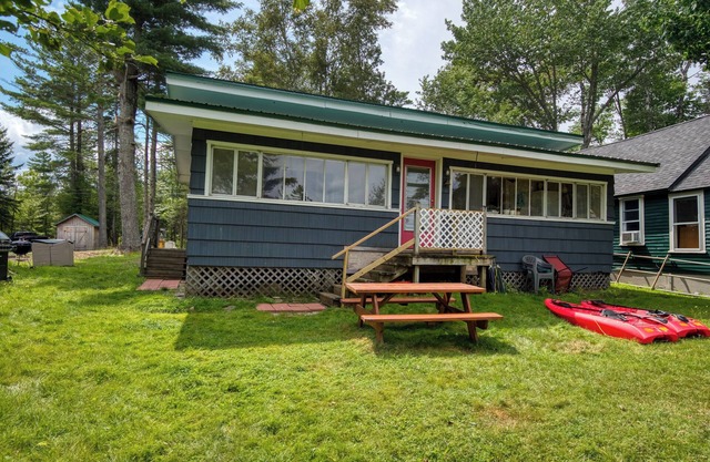 Ernie's Place - Small cottage on Rangeley Lake and close to Oquossoc Village and marina