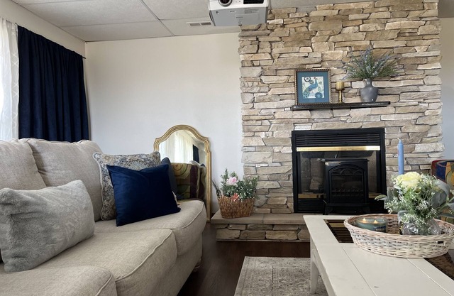 Escape to Serenity: Charming home King+Queen near Ponca Park