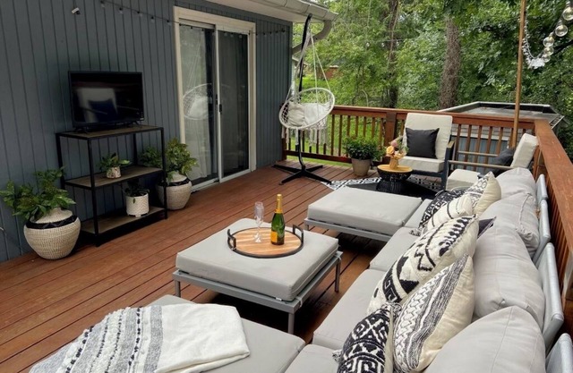 Escape to Serenity: Spacious 4 Bedroom Oasis, Steps from Old Town & DC!