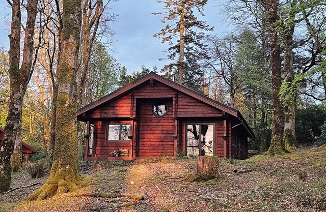 ESK LODGE, pet friendly, with open fire in Salen, Isle Of Mull