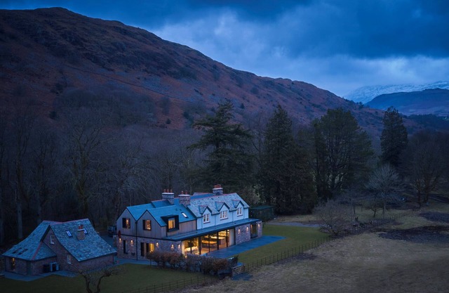 ESKDALE RETREAT, pet friendly, luxury holiday cottage in Boot