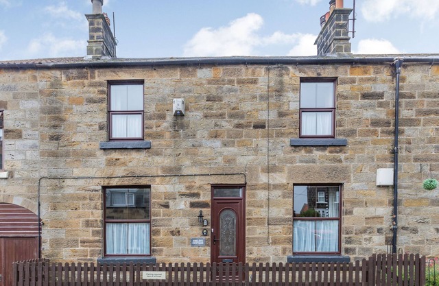 ESKLETS COTTAGE, family friendly, with a garden in Castleton