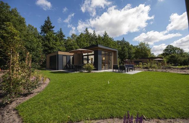 Essenburgh: Spacious and stylish home for 6 people with three bedrooms, a modern kitchen, a cozy outdoor space, and a private hot tub for ultimate relaxation. Enjoy luxury and nature in the Veluwe.