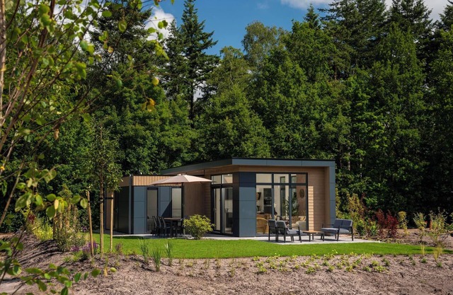 Essenburgh: Spacious and stylish home for 6 people with three bedrooms, a modern kitchen, a cozy outdoor space, and a private hot tub for ultimate relaxation. Enjoy luxury and nature in the Veluwe.