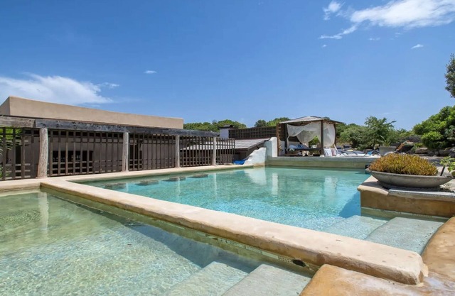 Essenthia - ID 3 - Nine Bedroom Apartment, Sleeps 18