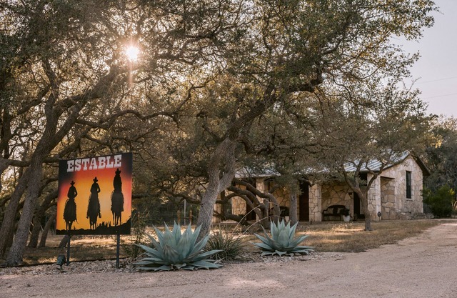 Estable - Asante Lodging & Events